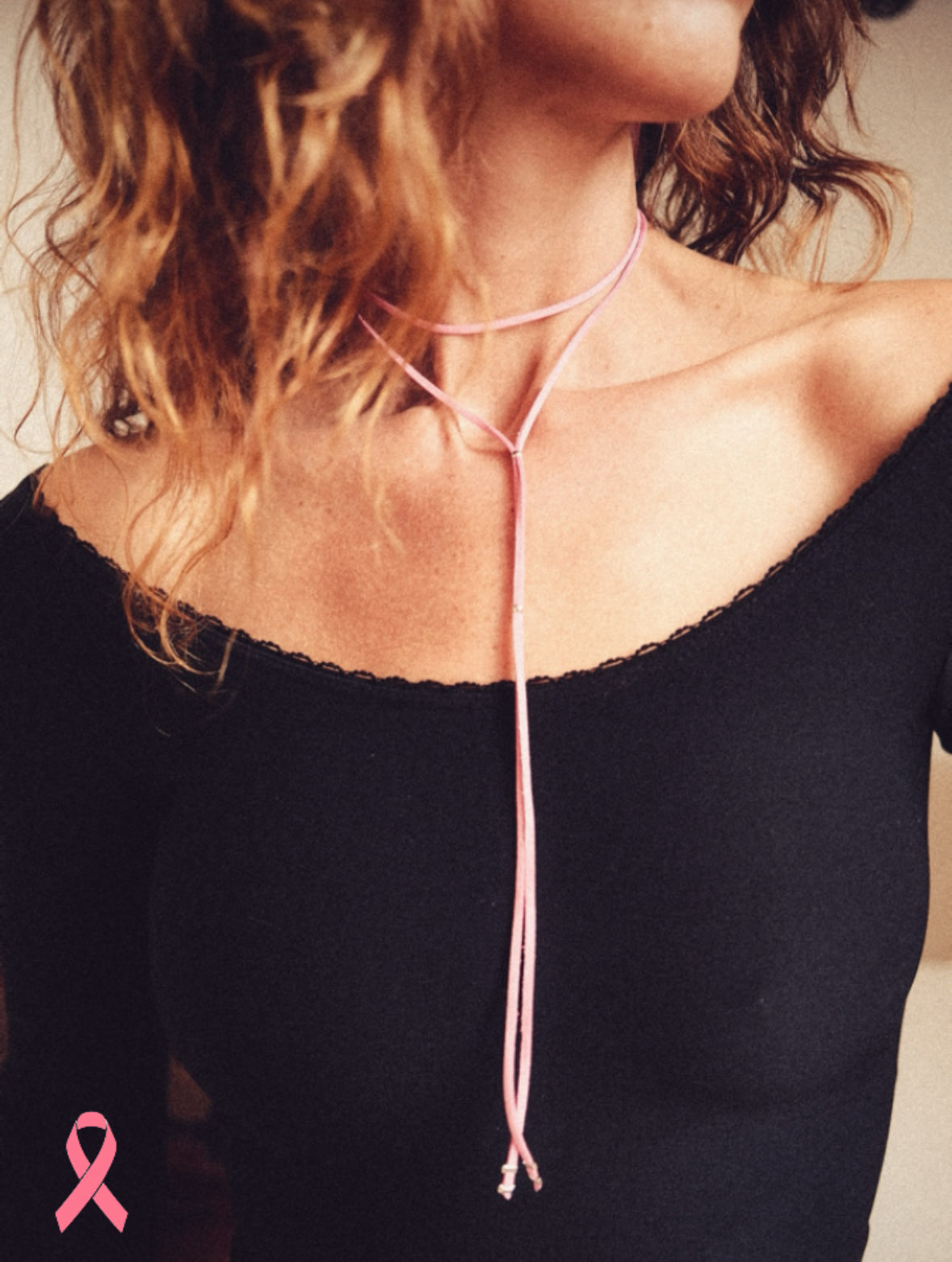 Lien Octobre Rose. Édition Octobre Rose. Cordon en suédine rose orné de perles argentées ultra fines en acier inoxydable. Féminin, solidaire, essentiel.