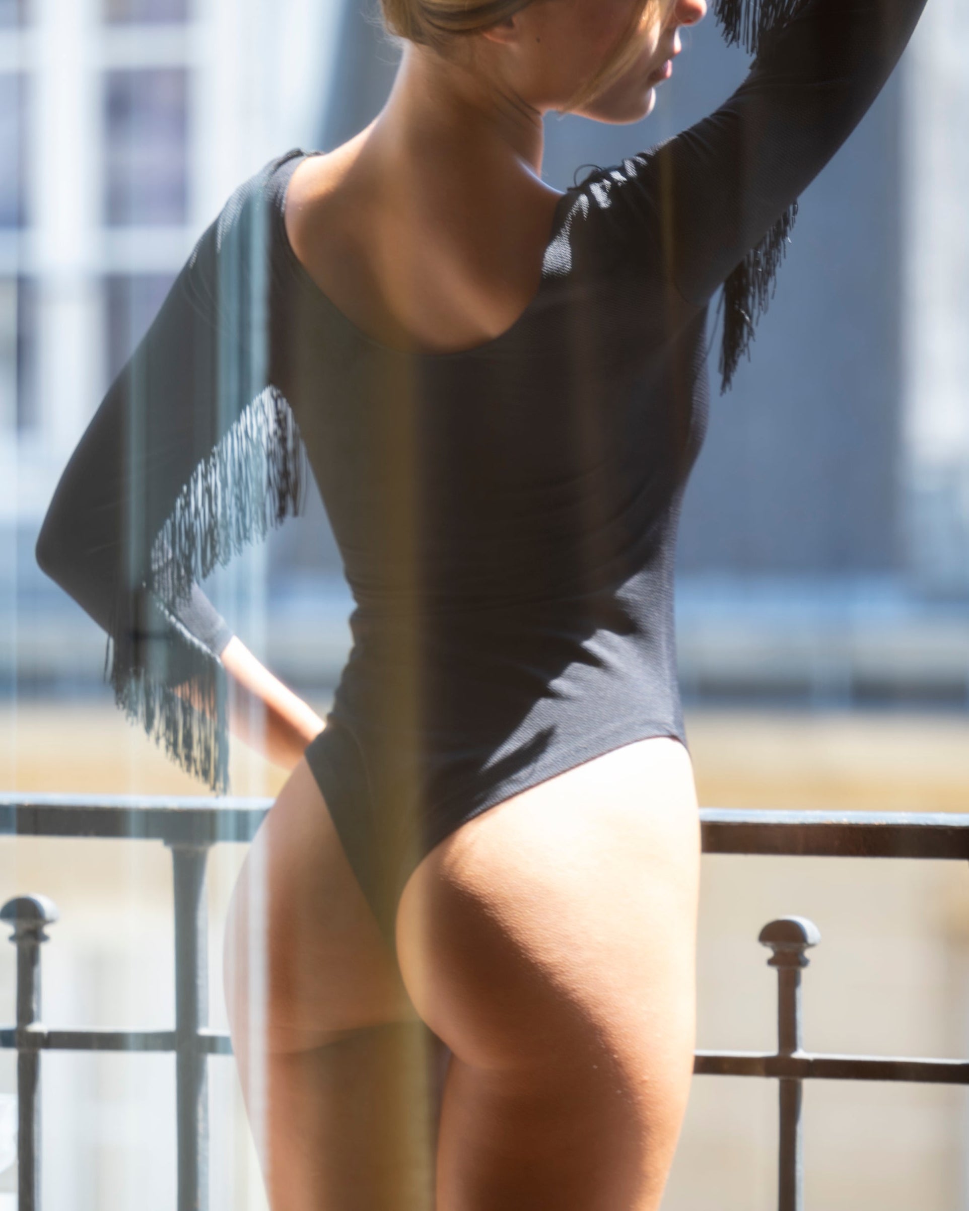 WESTERN. Body Noir à franges. Décolleté en V et manches 3/4.