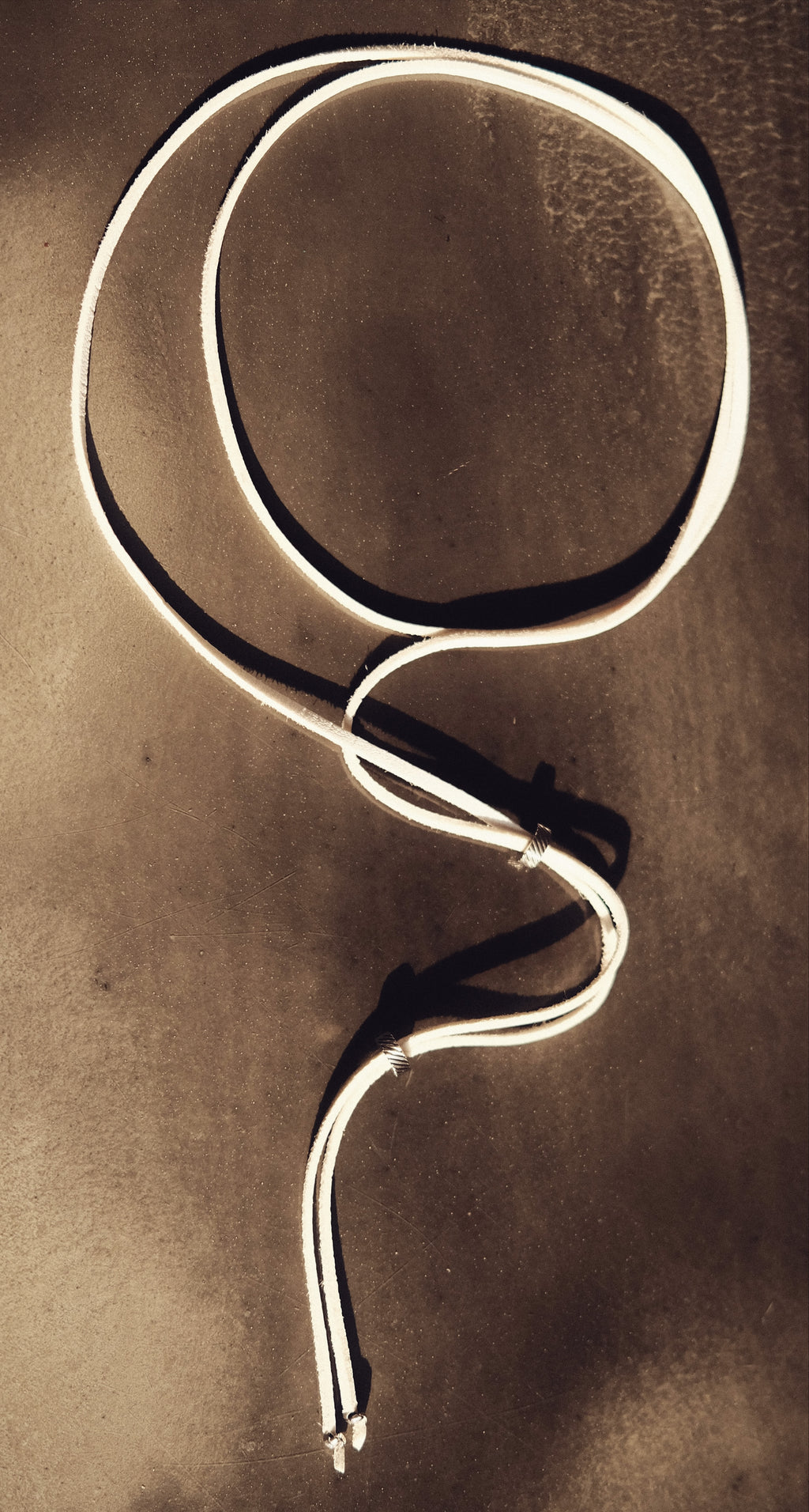 Lien Neige en cuir vegan, ponctué de perles argentées en acier inoxydable. Pur, discret, minimaliste.