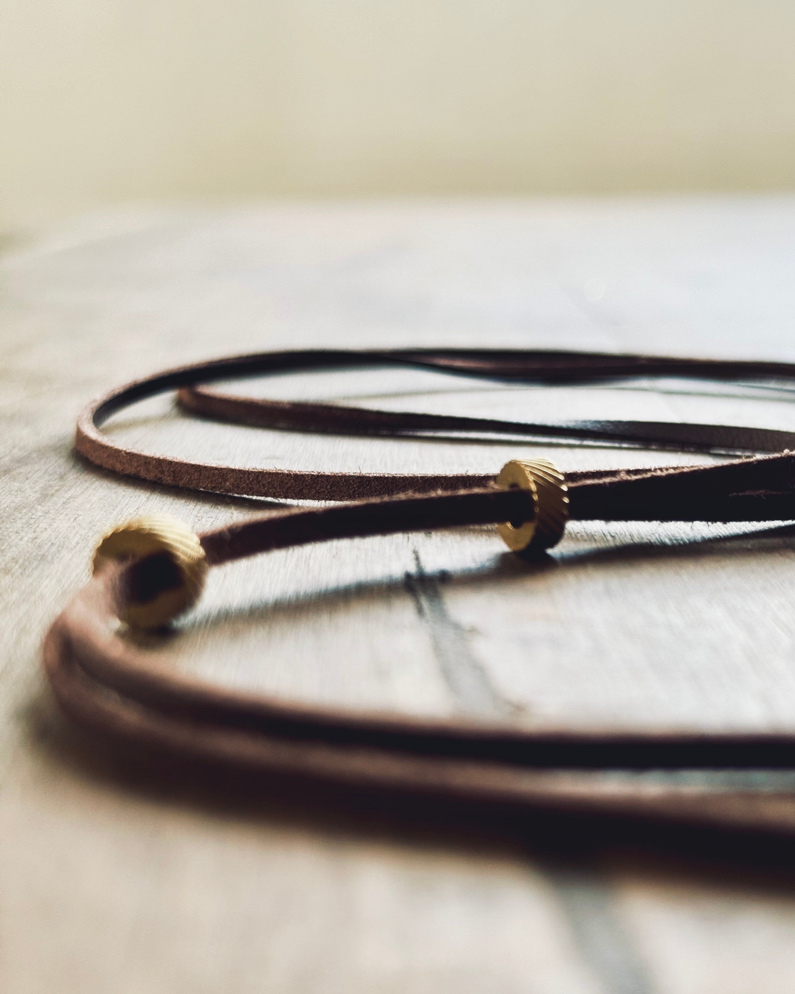 Lien Cognac en cuir vegan, rehaussé de perles en acier inoxydable. Sauvage, charnel, naturel.