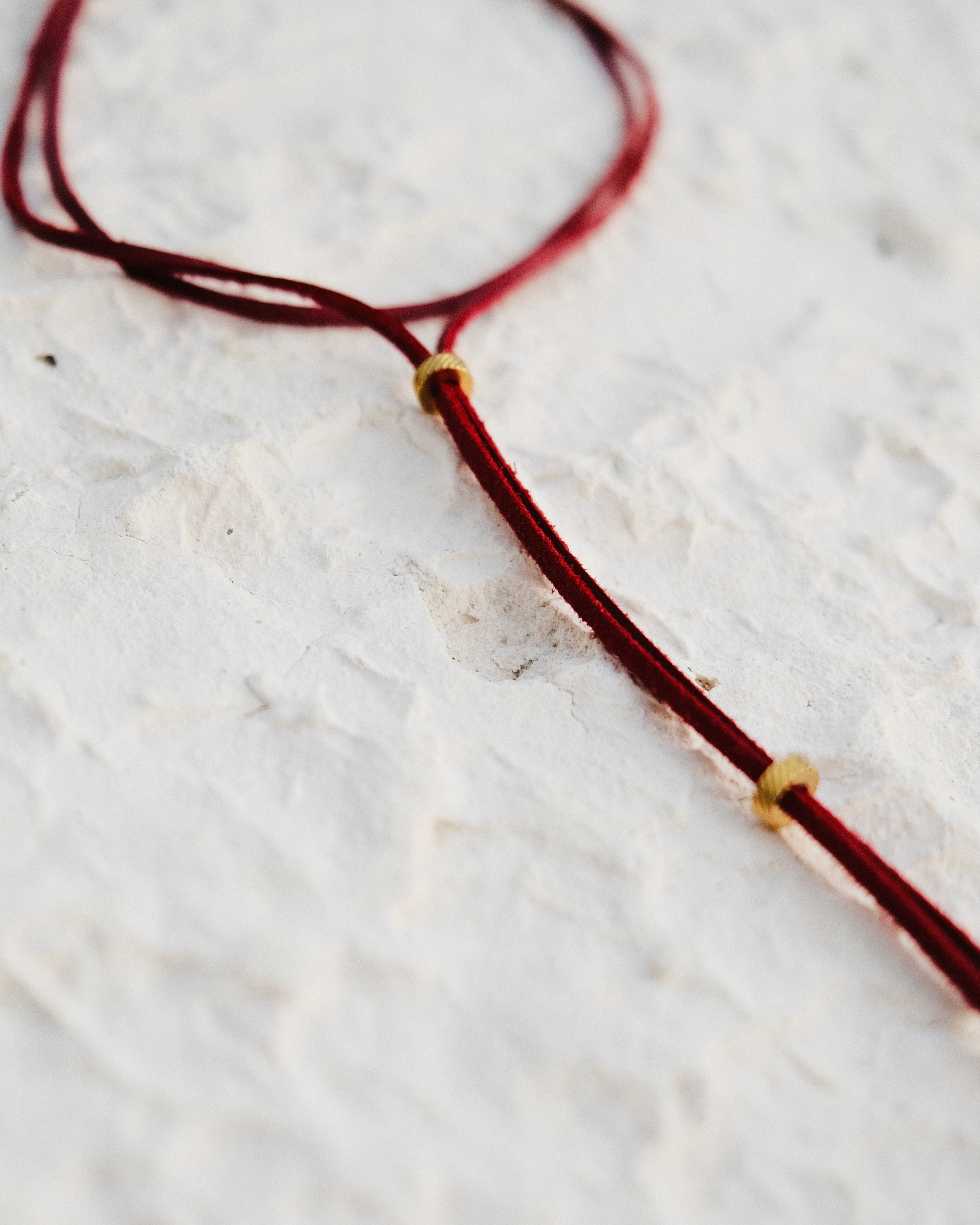 Lien Carmin en cuir vegan, rehaussé de perles en acier inoxydable. Brûlant, affirmé, hypnotique.