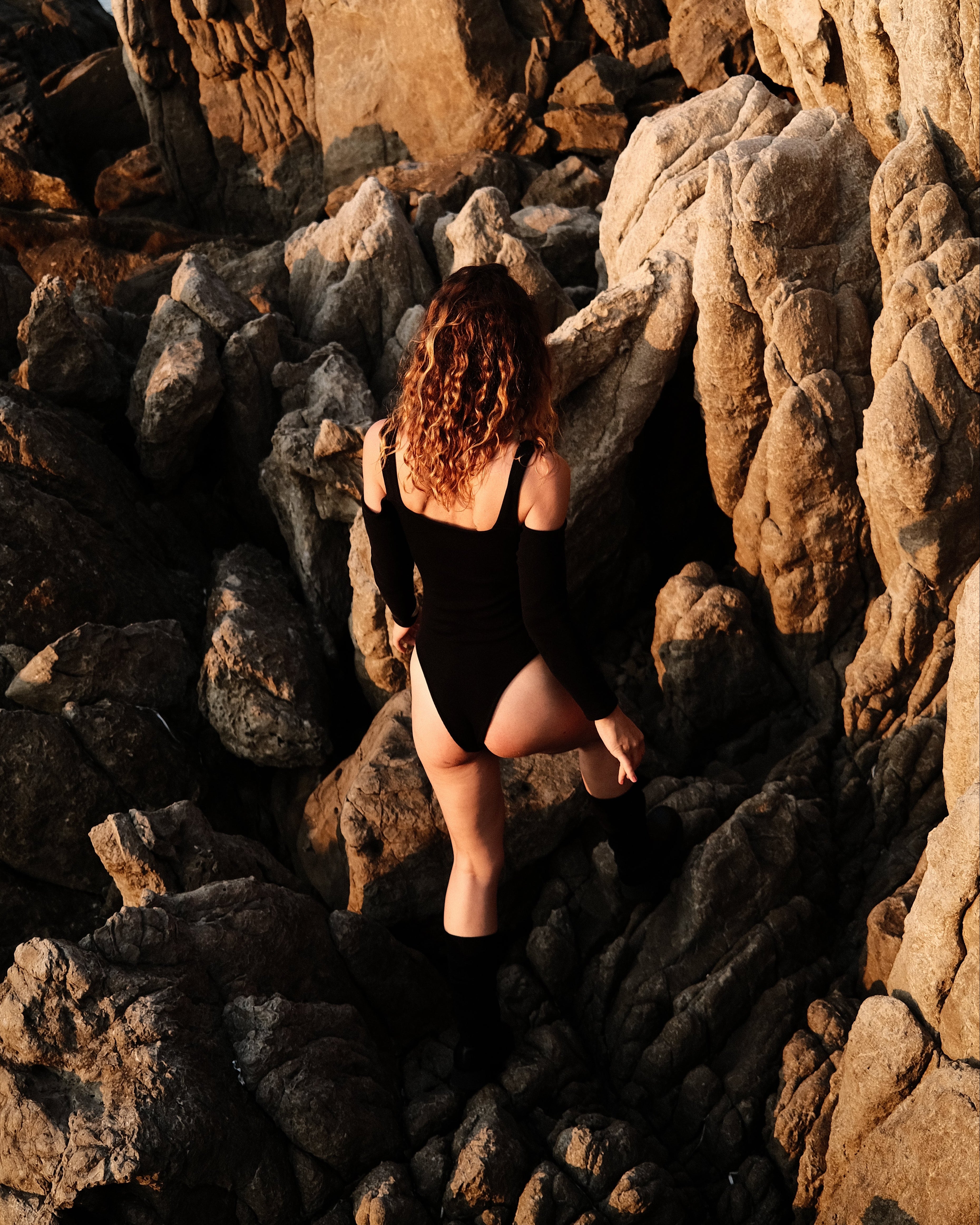 BODY_NOIR_EPAULES_NUES_MANCHES_LONGUES_CONFORTABLE