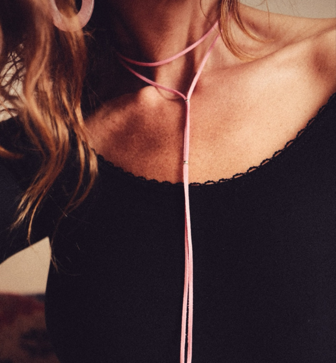 Lien Octobre Rose. Édition Octobre Rose. Cordon en suédine rose orné de perles argentées ultra fines en acier inoxydable. Féminin, solidaire, essentiel.