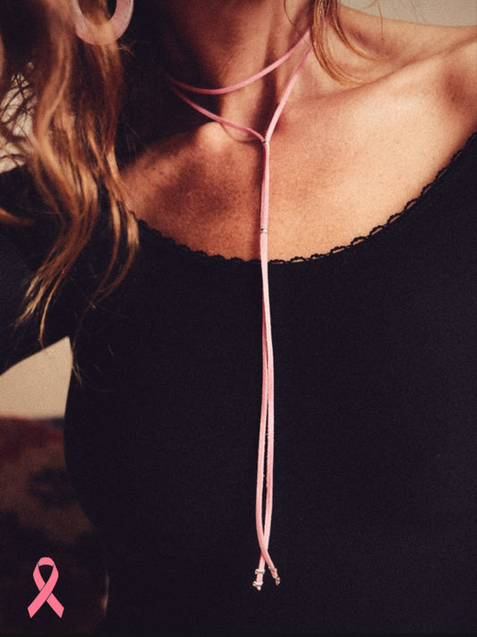 Édition limitée Octobre Rose. Un lien en suédine rose orné de perles argentées ultra fines en acier inoxydable. Féminin, solidaire, essentiel.