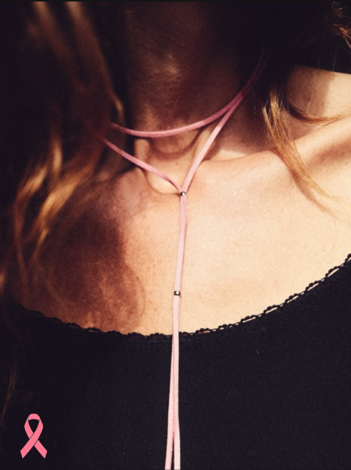 Édition limitée Octobre Rose. Un lien en suédine rose orné de perles argentées ultra fines en acier inoxydable. Féminin, solidaire, essentiel.