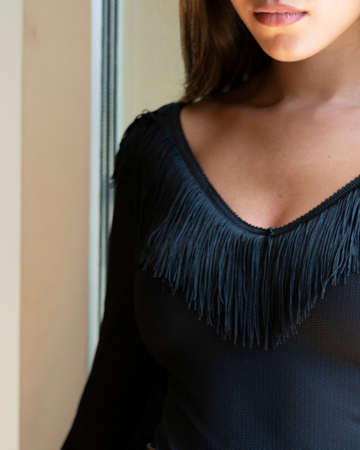 WESTERN. Body Noir à franges. Décolleté en V et manches 3/4.
