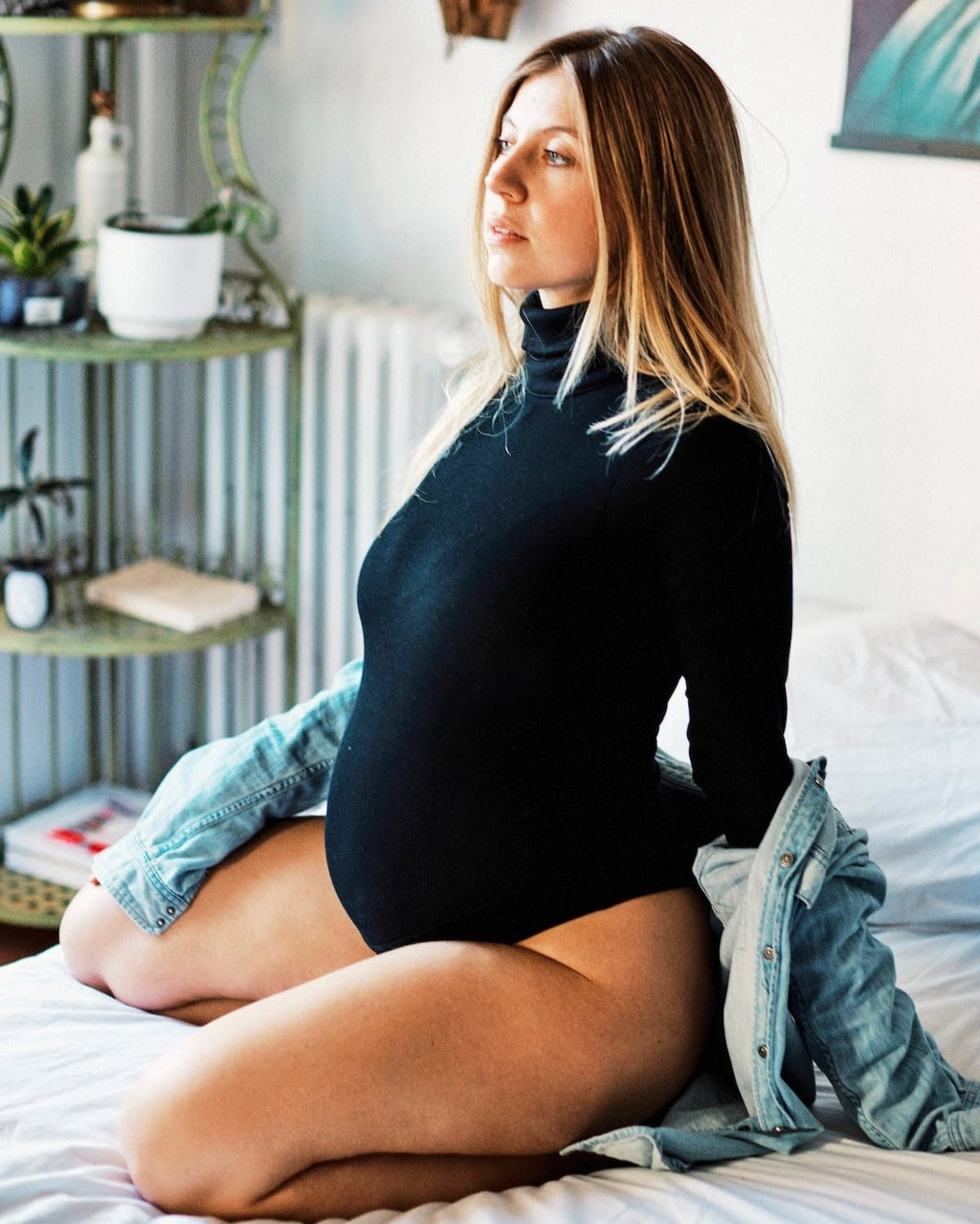 BODY-NOIR-FEMME-ENCEINTE-COL-ROULE-ASSISE